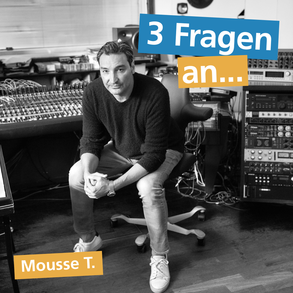 Mousse T., der auf einem Stuhl in seinem Musikstudio sitzt